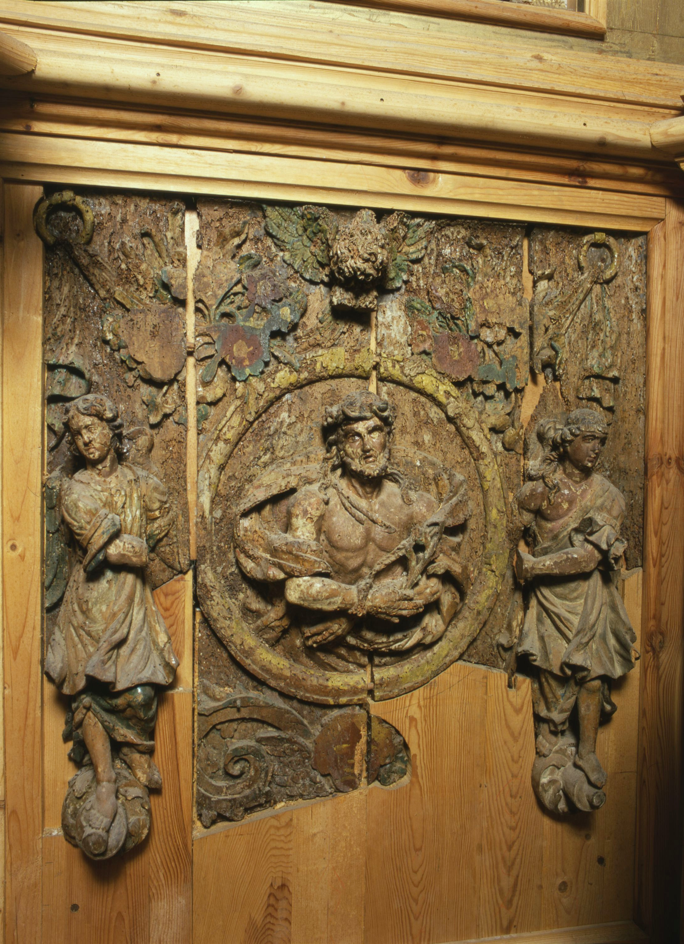 deux bas-relief : Dérision du Christ, Vierge