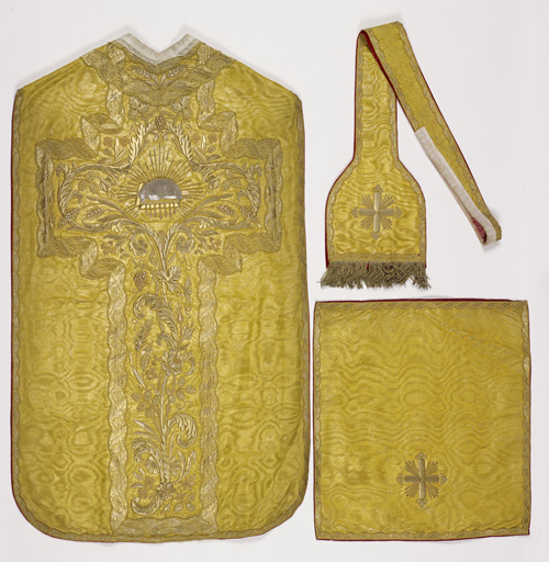 chasuble or avec étole, voile de calice, manipule, deux dalmatiques et cinq chapes (n° 10)