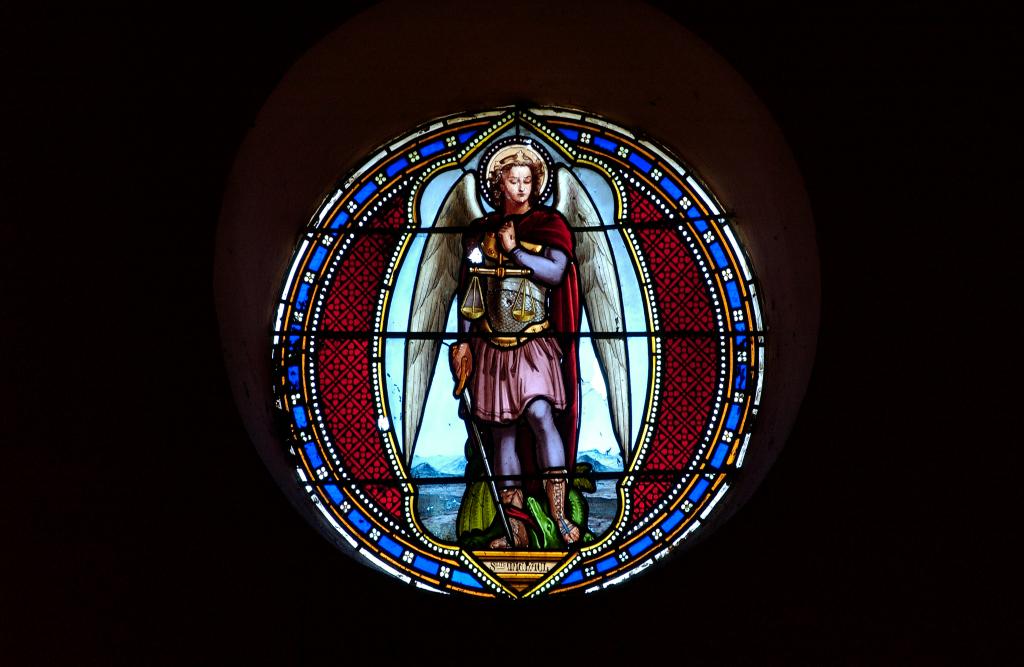 ensemble de 2 verrières à personnages (baies 0 à 2) : Saint Michel terrassant le démon et pesant les âmes, Saint Joseph en pied