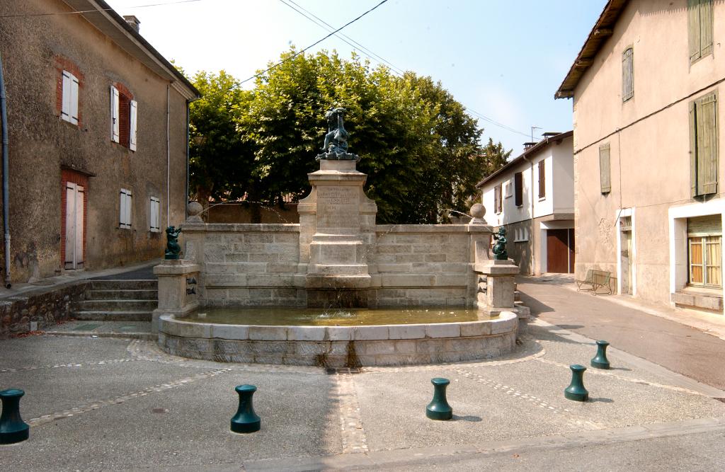 buffet d'eau (fontaine) et ses 3 statues (statuette, petite nature) : Génie et tritons des eaux