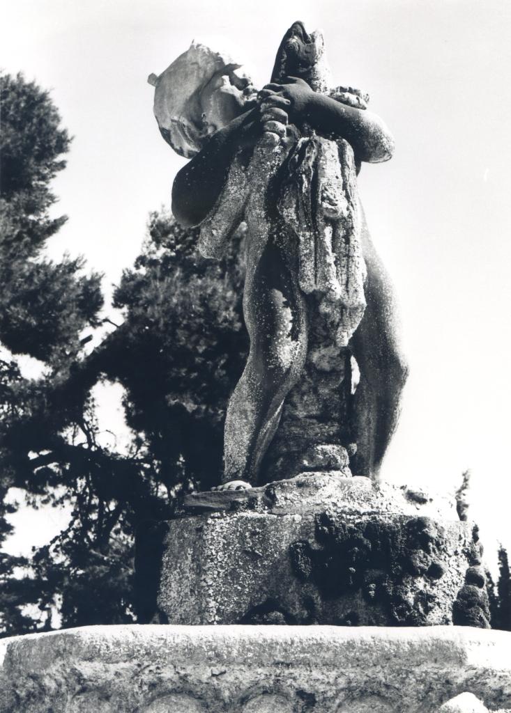 fontaine monumentale de l'enfant au poisson