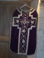 ornement violet : chasuble, étole de clerc, manipule