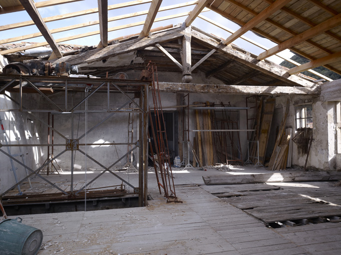 usine textile (usine de drap) Rouaud et Vinas, puis Teisserenc-Visseq, puis Teisserenc-Harlachol, puis usine de bonneterie (usine de bas) Pluto SA, puis DimTex, puis Les Moulinages du Lodévois, actuellement centrale hydroelectrique