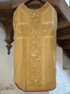 ensemble d'un ornement doré : chasuble, étole de clerc, manipule, voile de calice