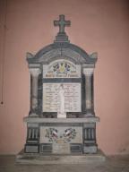 ensemble du monument aux morts de la guerre de 1914-1918 avec deux plaques commémoratives