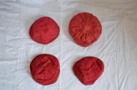 soutane (3), calotte (5), ceinture de soutane (2) rouge d'enfants de choeur