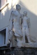 groupe sculpté : La protection et l'éducation de l'enfance