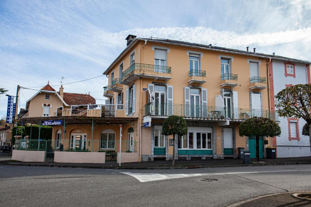 Café Montfort, puis café et hôtel des Pyrénées, actuellement résidence L'Excelsior
