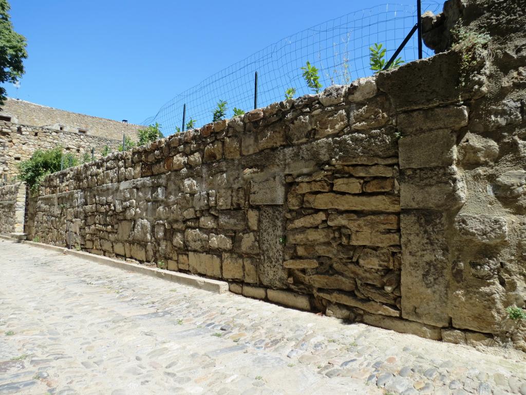 maisons modernes et contemporaines avec remploi médiéval à Lagrasse