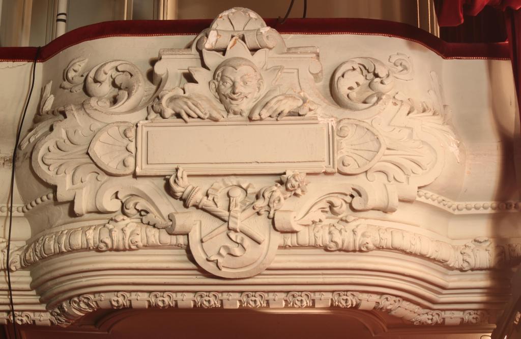 ensemble du décor porté de la salle, de la scène, du balcon et des galeries