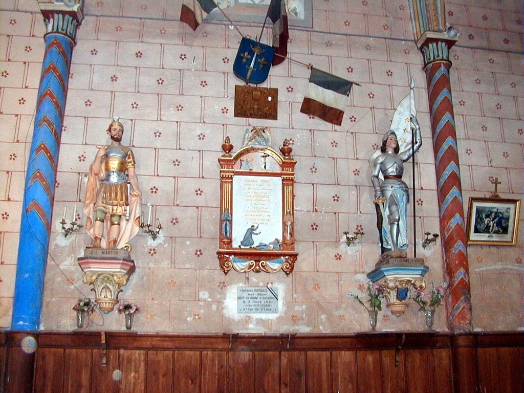 ensemble commémoratif de la guerre de 1914-1918 et de la guerre de Corée et des statues de Jeanne d'Arc et Saint-Martin sur leurs consoles