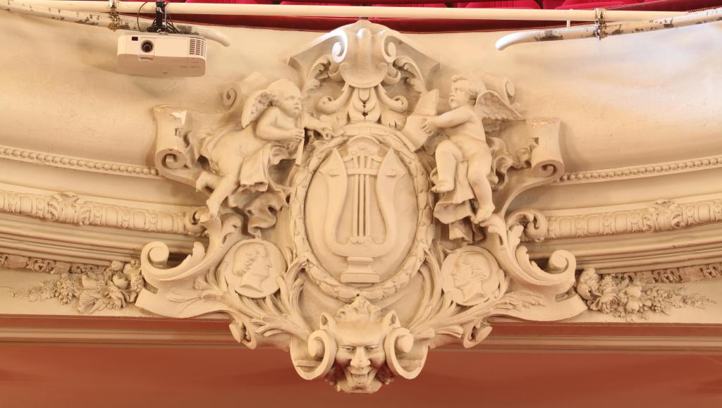 ensemble du décor porté de la salle, de la scène, du balcon et des galeries