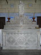 ensemble de l'autel dédié à la Vierge de style néo-gothique : gradins d'autel, tabernacle à ailes