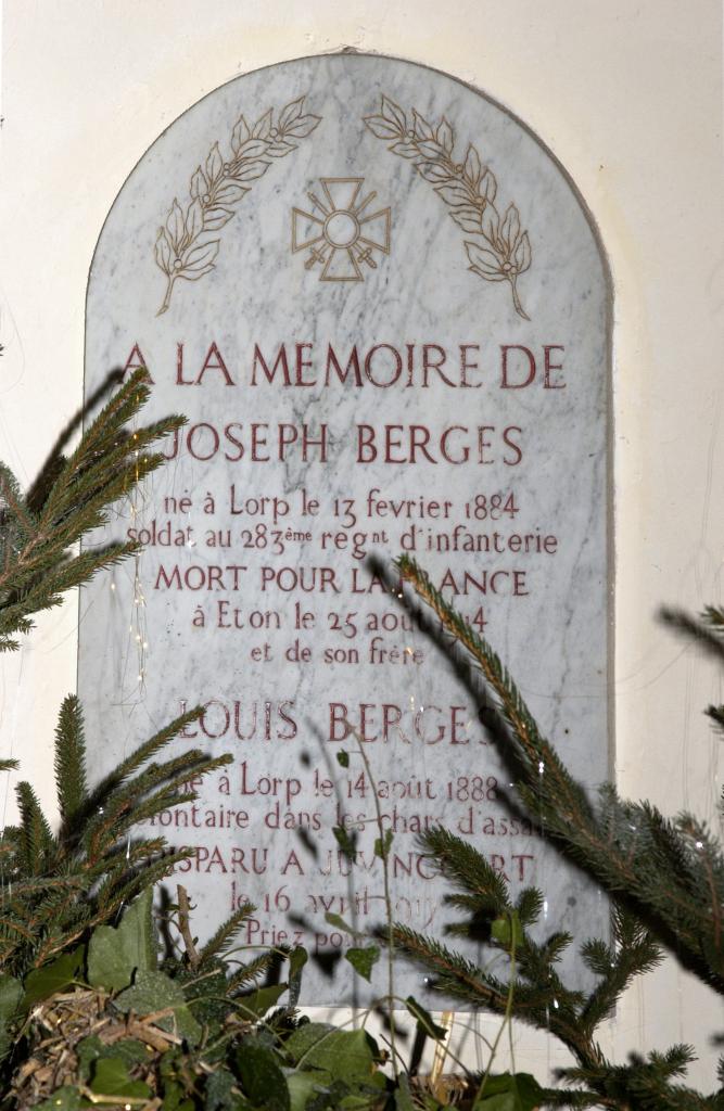 plaque commémorative des morts de la guerre de 1914-1918 et statue de Jeanne d'Arc sur sa console