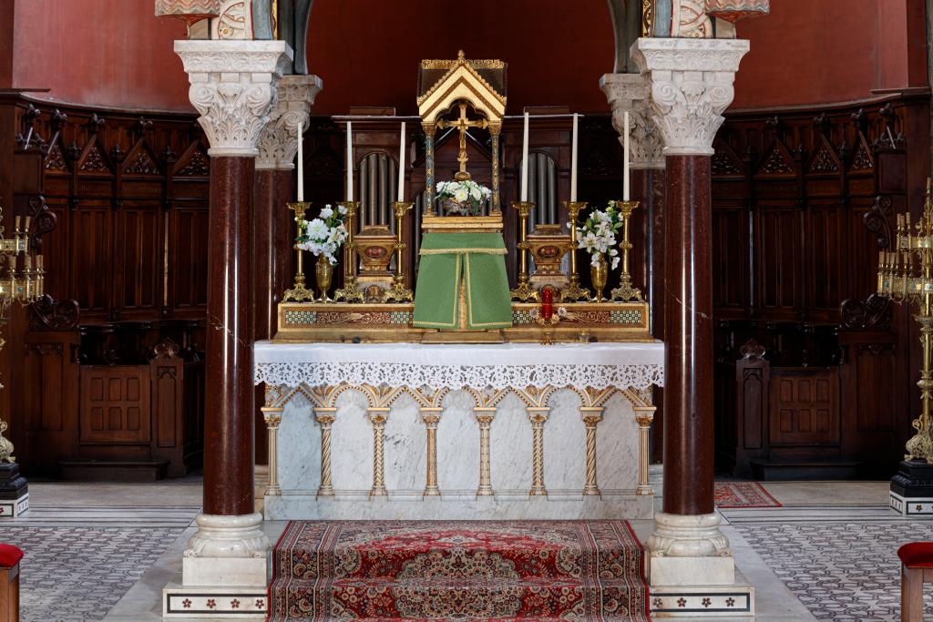 maître-autel surmonté d'un ciborium