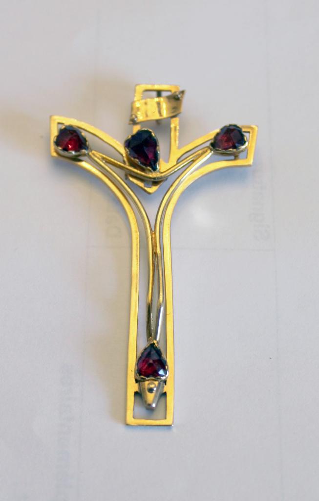 Pendentif en forme de crucifix