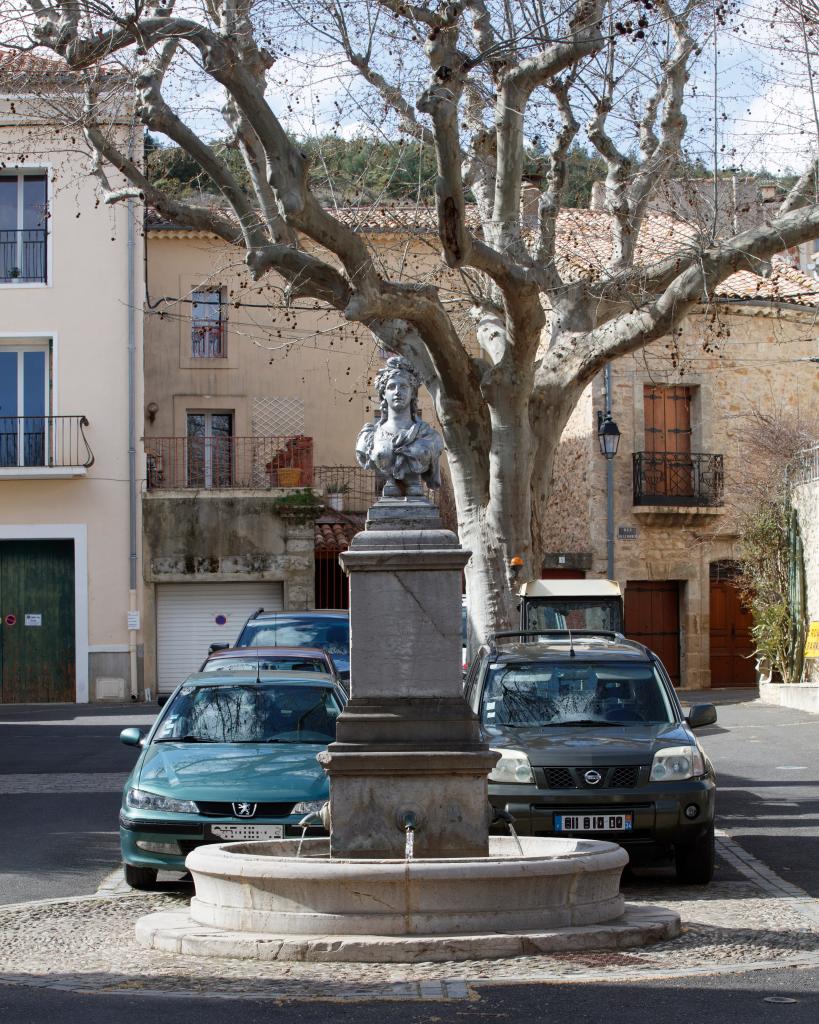 fontaine avec buste de Marianne