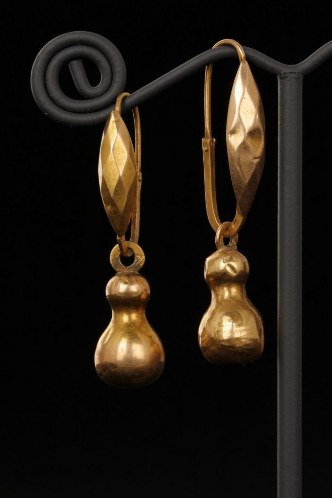 Ensemble de paires de boucles d'oreilles offertes à Notre-Dame del Coll