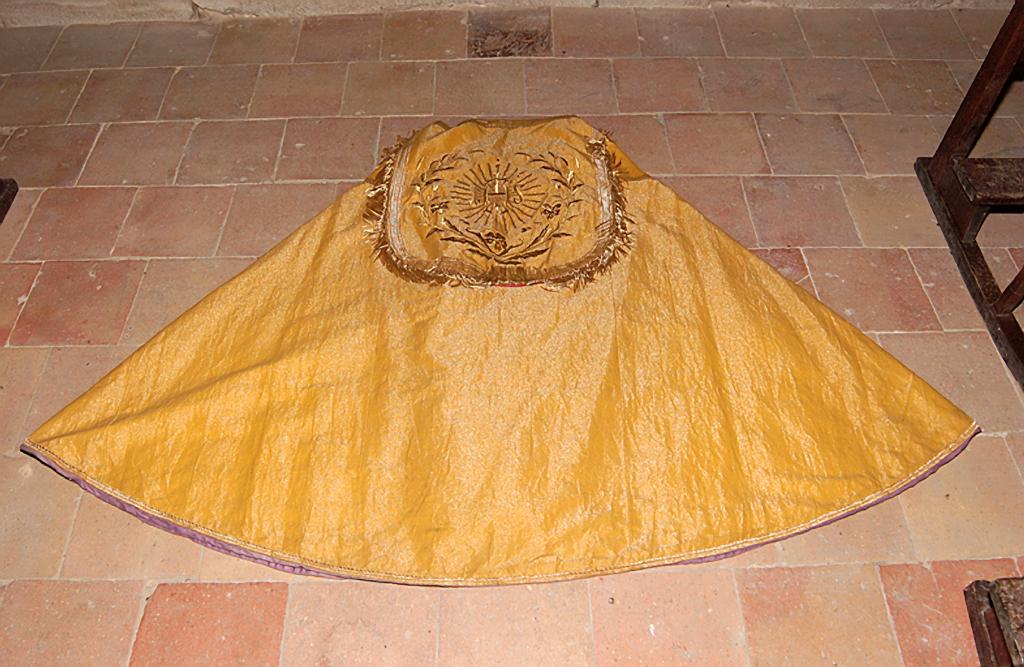 ensemble d'un ornement en drap d'or : chasuble, chape, étole et manipule, voile de calice et bourse de corporal
