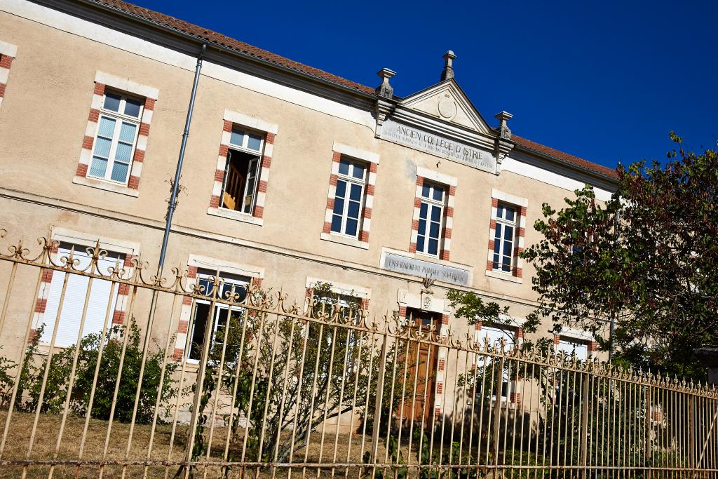 ancienne école secondaire libre puis école primaire, actuellement groupe scolaire et collège dit Collège d'Istrie