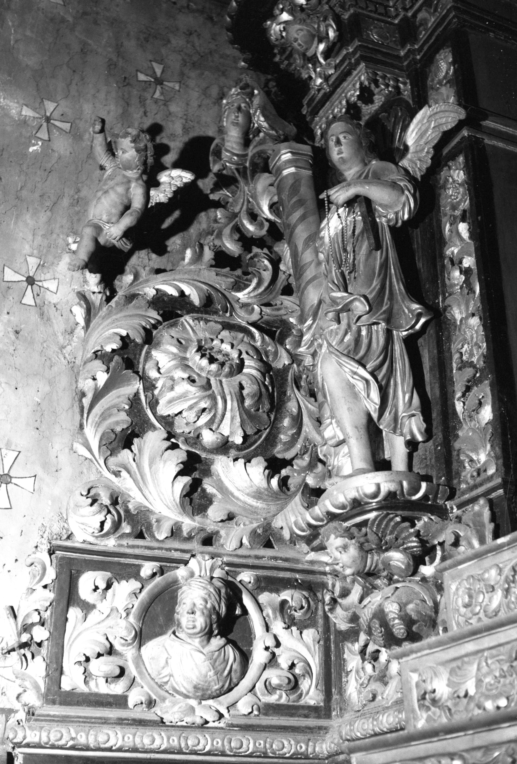 dix statues : anges, instruments de la Passion