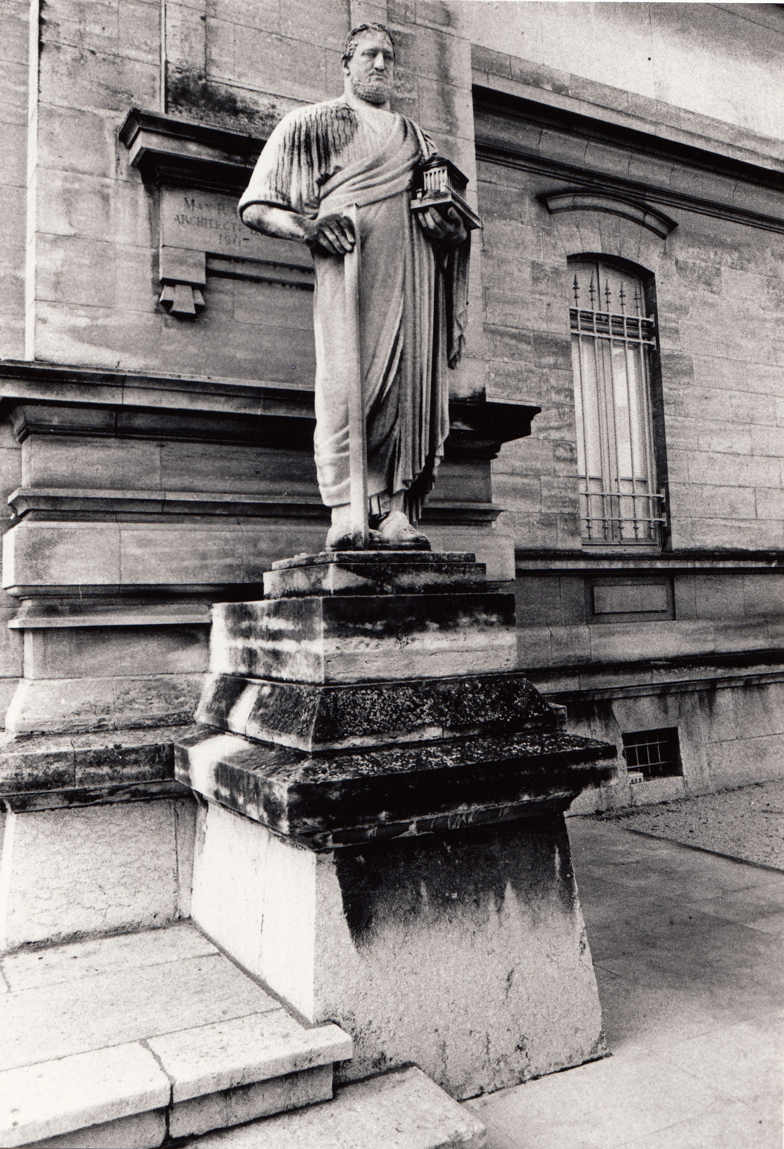 statues du sculpteur et de l'architecte