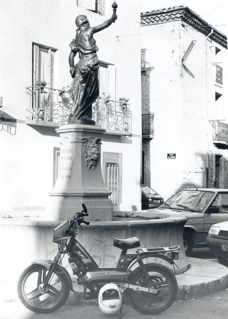 monument (monument commémoratif), fontaine monumentale, de la république