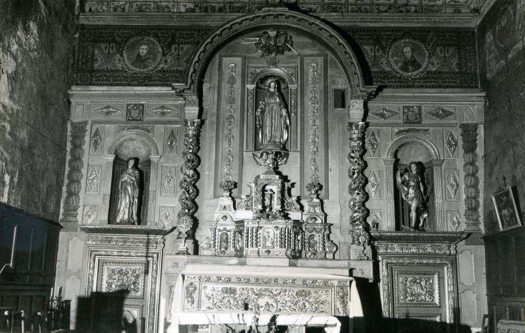 ensemble du maître-autel, formant retable architecturé à niches : autel, 2 gradins d'autel, tabernacle, exposition, 3 statues : Vierge, Immaculée Conception, archange Gabriel