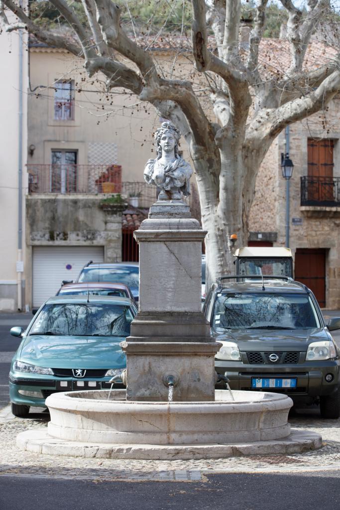 fontaine avec buste de Marianne