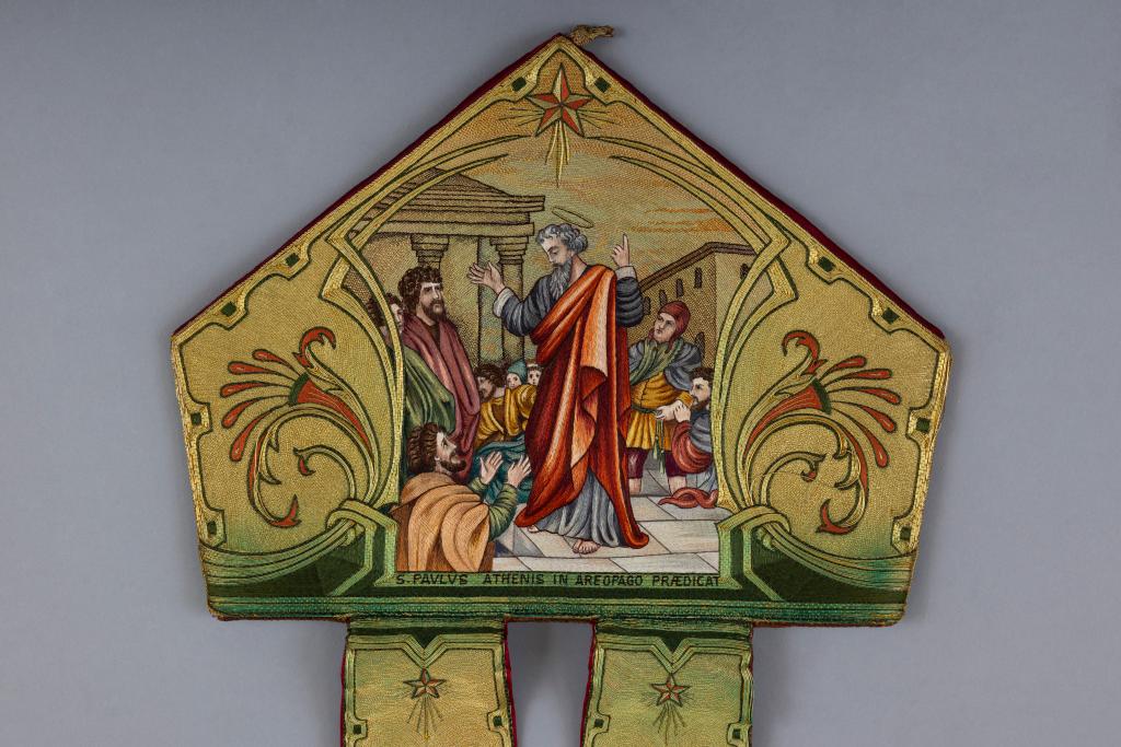 mitre de Mgr Chevrier, molleton et boîte de rangement