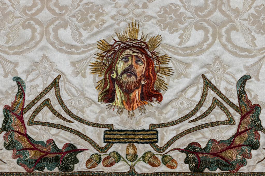 ornement liturgique catholique blanc accompagné d'une chape et d'une étole pastorale