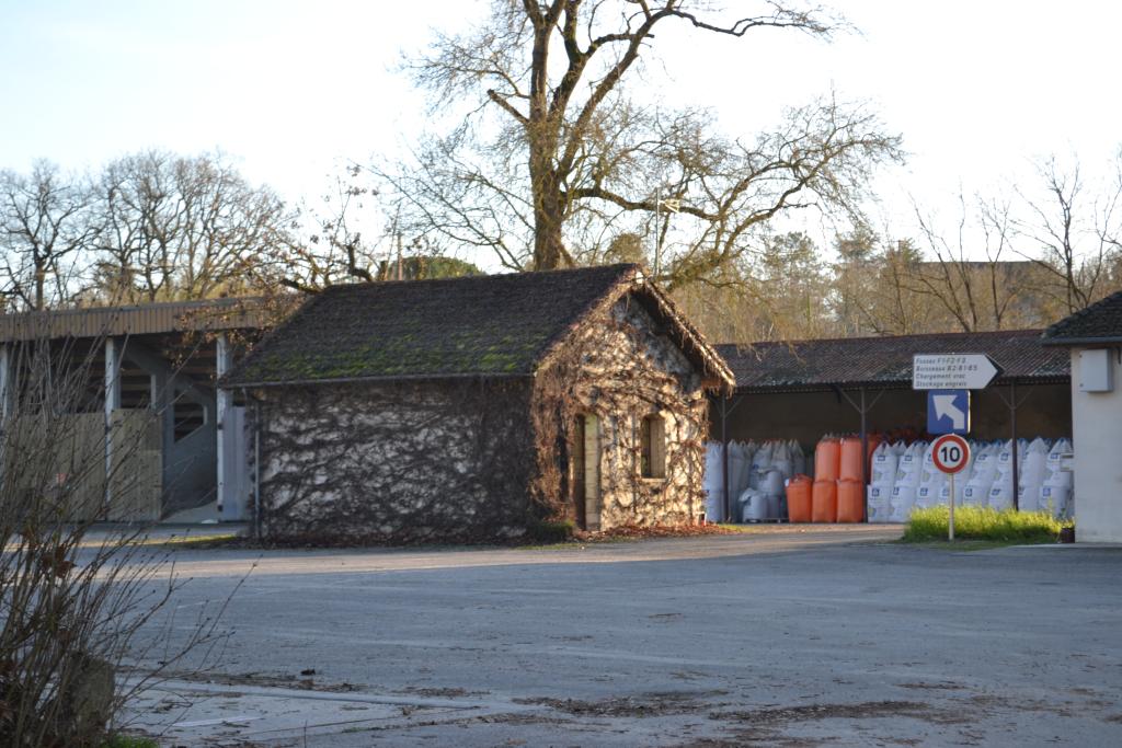 ancienne gare, actuellement silos et bureaux