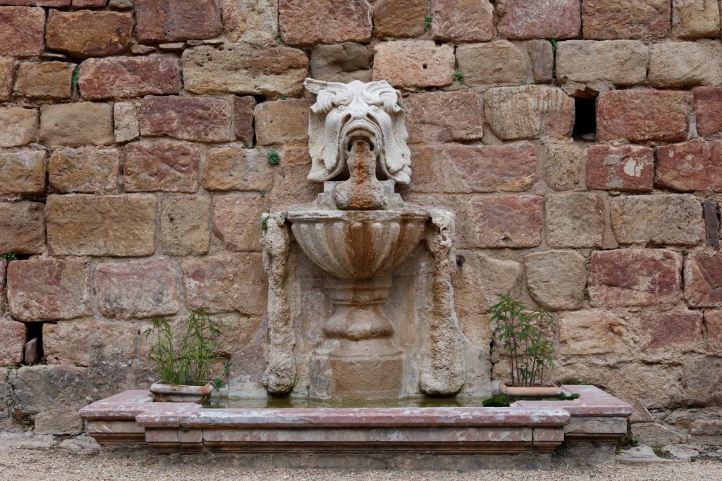 Fontaine de la cour d'honneur dite "fontaine du dauphin"