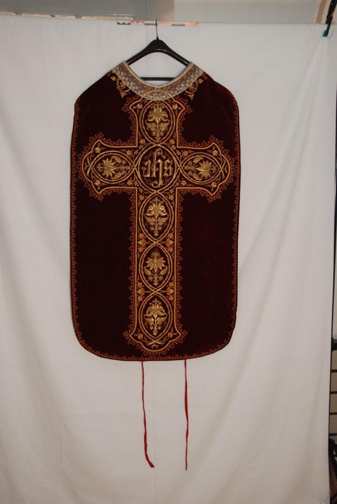 Ornement noir : chasuble, étole de clerc