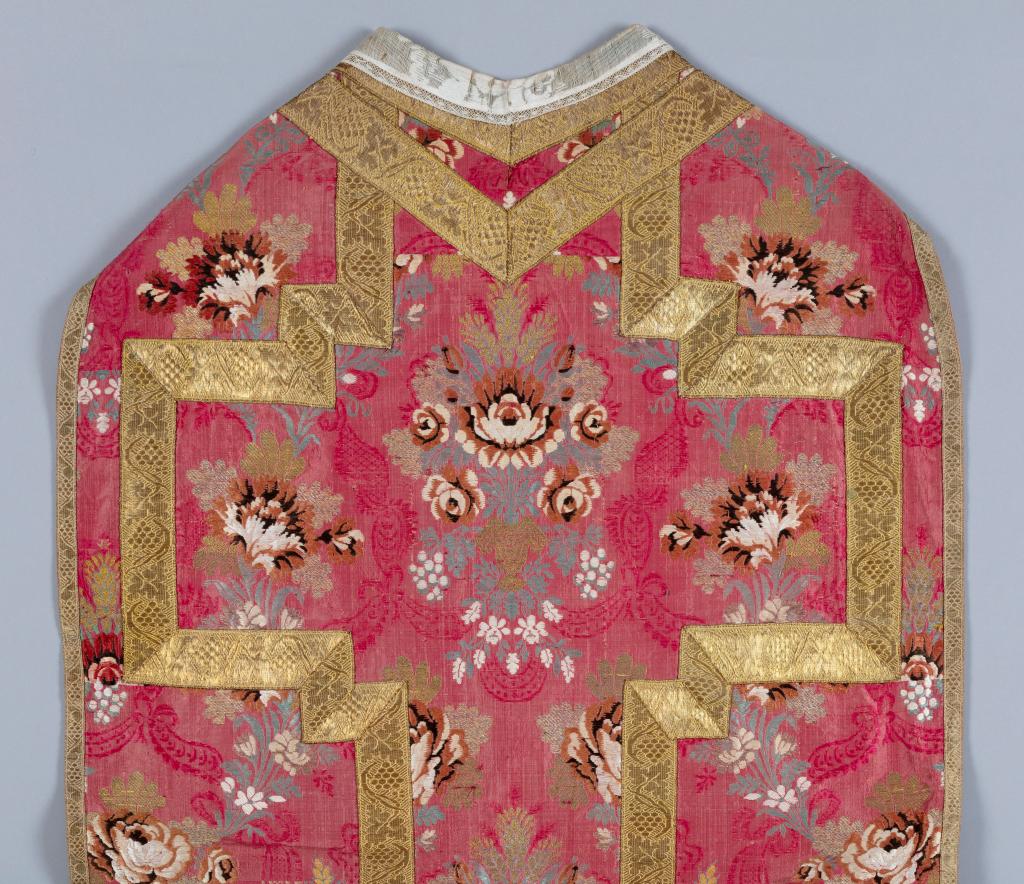 chasuble rouge avec étole et manipule