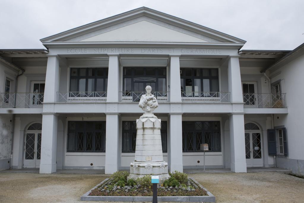 monument : buste sur piédestal de Placide Massey