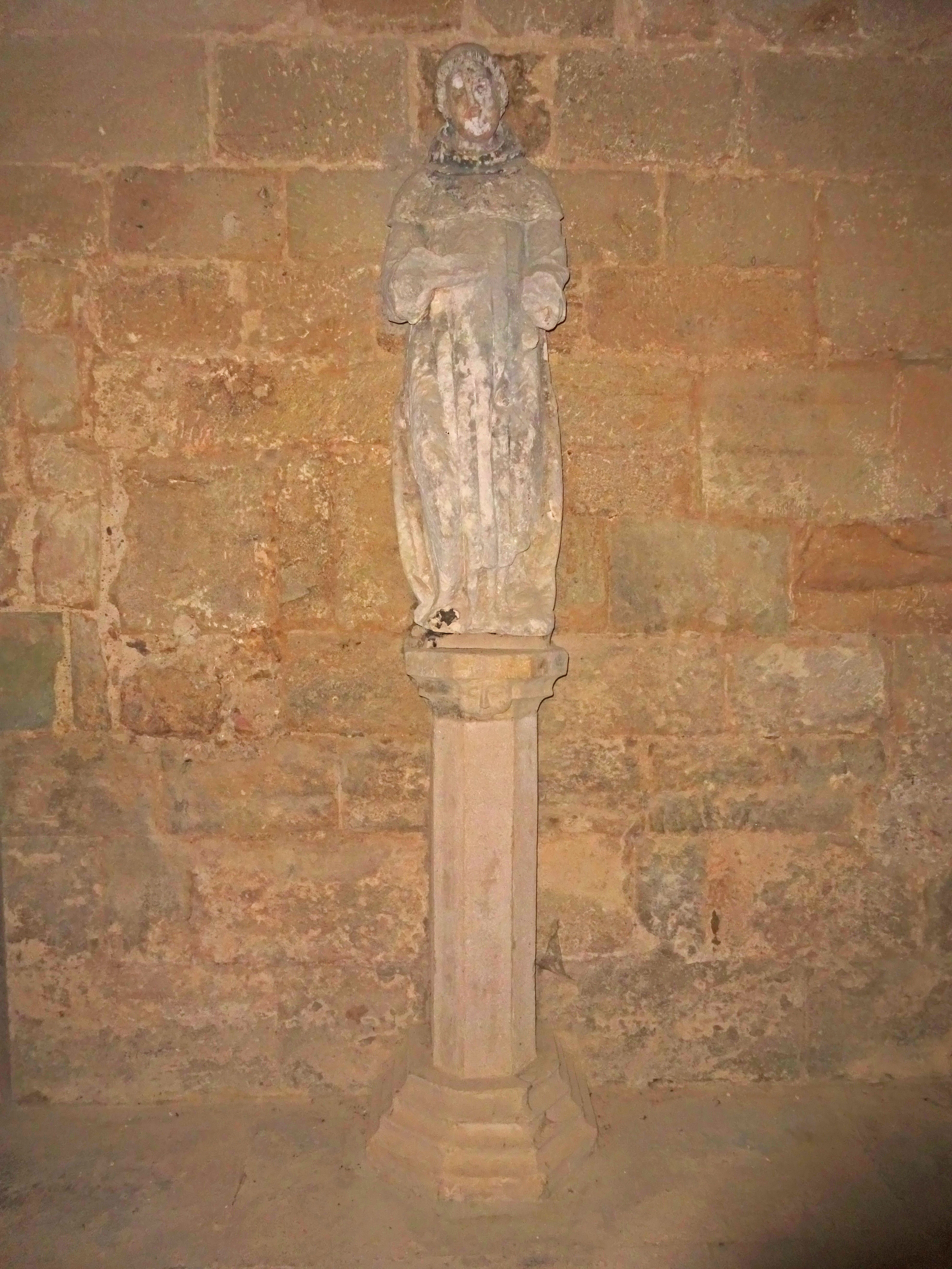 Statue de moine sur une colonne : saint Bernard ?