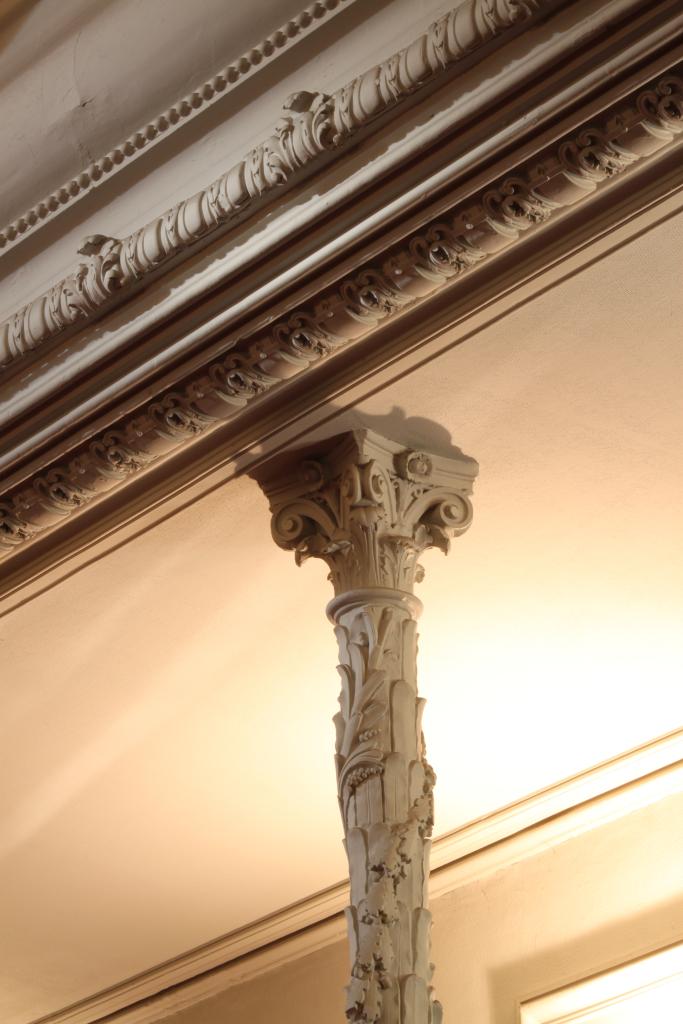 ensemble du décor porté de la salle, de la scène, du balcon et des galeries