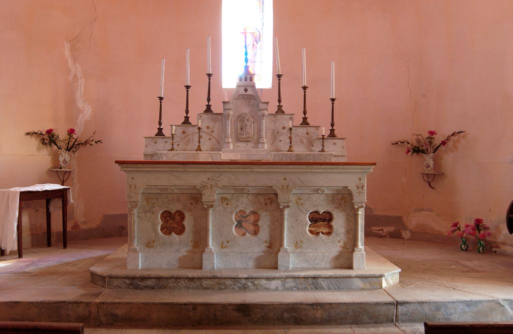 ensemble du maître-autel, de style néo-roman : autel tombeau, gradin d'autel, tabernacle architecturé