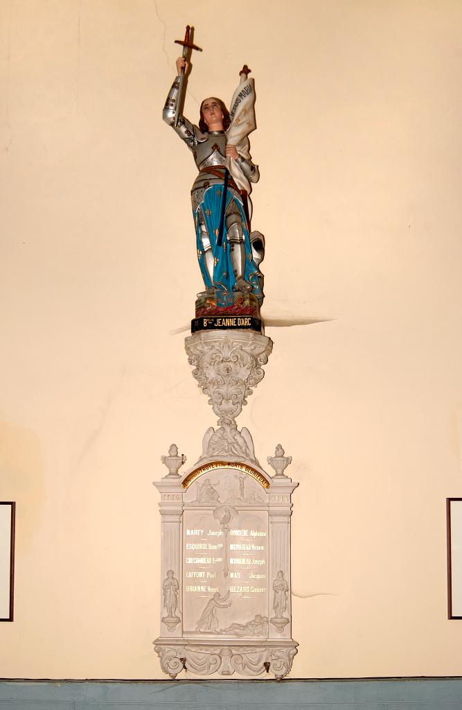 ensemble du tableau commémoratif des morts de la guerre de 1914-1918 et de la statue (petite nature) de Jeanne d'Arc sur une console