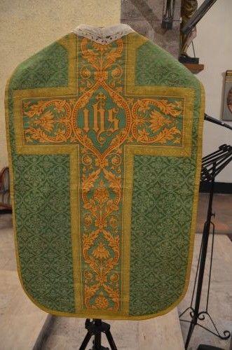 ornement vert : chasuble ; étole ; manipule ; voile de calice