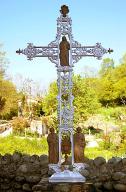 croix de cimetière, de style néo-Renaissance : Christ du Sacré-Coeur avec saint Pierre et saint Paul au pied de la croix