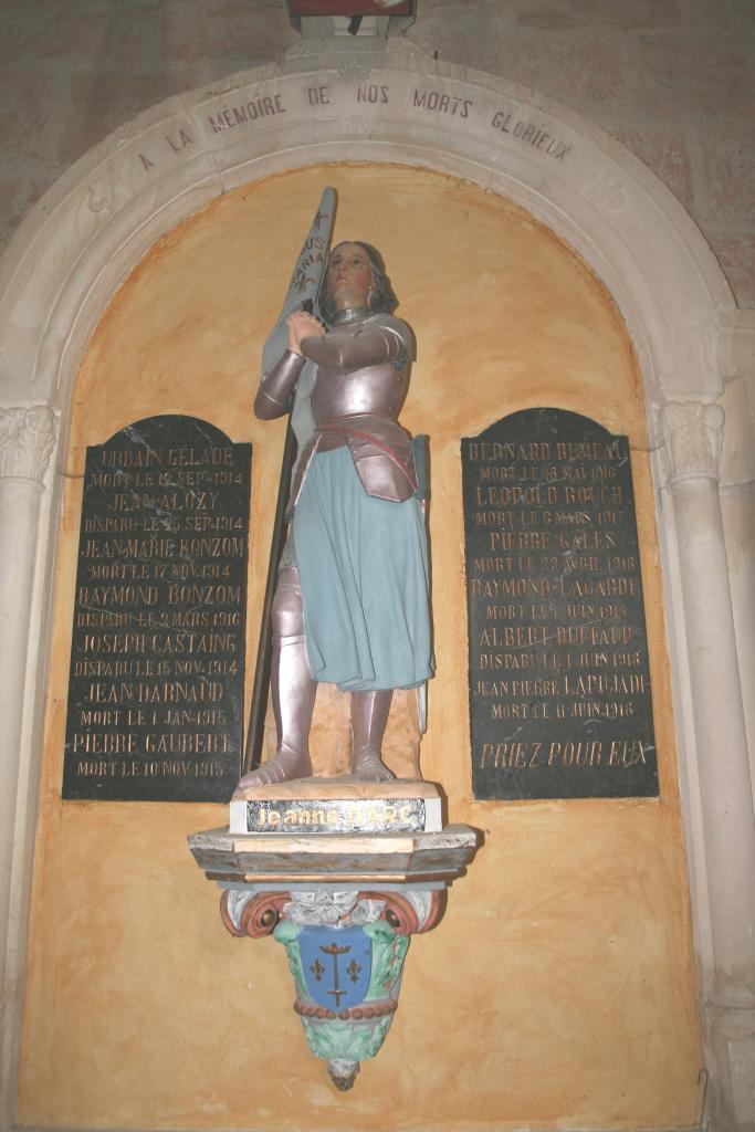 monument aux morts de la guerre de 1914-1918 avec une statue (petite nature) de Jeanne d'Arc sur sa console.