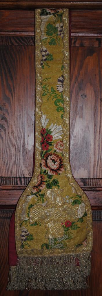 ornement de drap d'or n° 1 : chasuble , étole de clerc , bourse de corporal