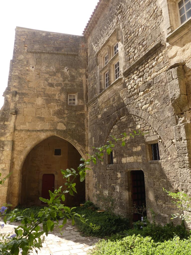 Ailes ouest, élévations sur cour, arcade donnant accès au passage couvert de l'entrée sud.