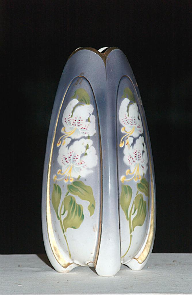 ensemble de deux vases décoratifs de style Art Nouveau : Bouquet de fleurs