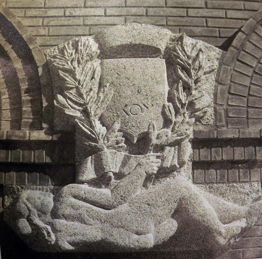 Sculpture : Allégorie du travail et des sports