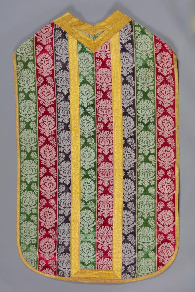 ornement liturgique toutes couleurs et fragments textiles