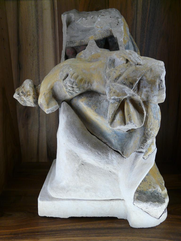 fragment de groupe sculpté : Descente de croix (?) ou Pietà