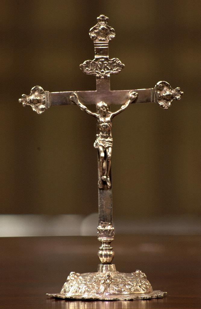 croix d'autel : Christ en croix